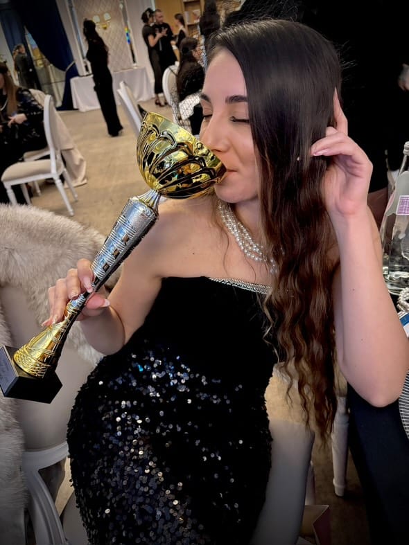 Andreea Ruican - trofeu 2 castigat la competitii de extensii de gene