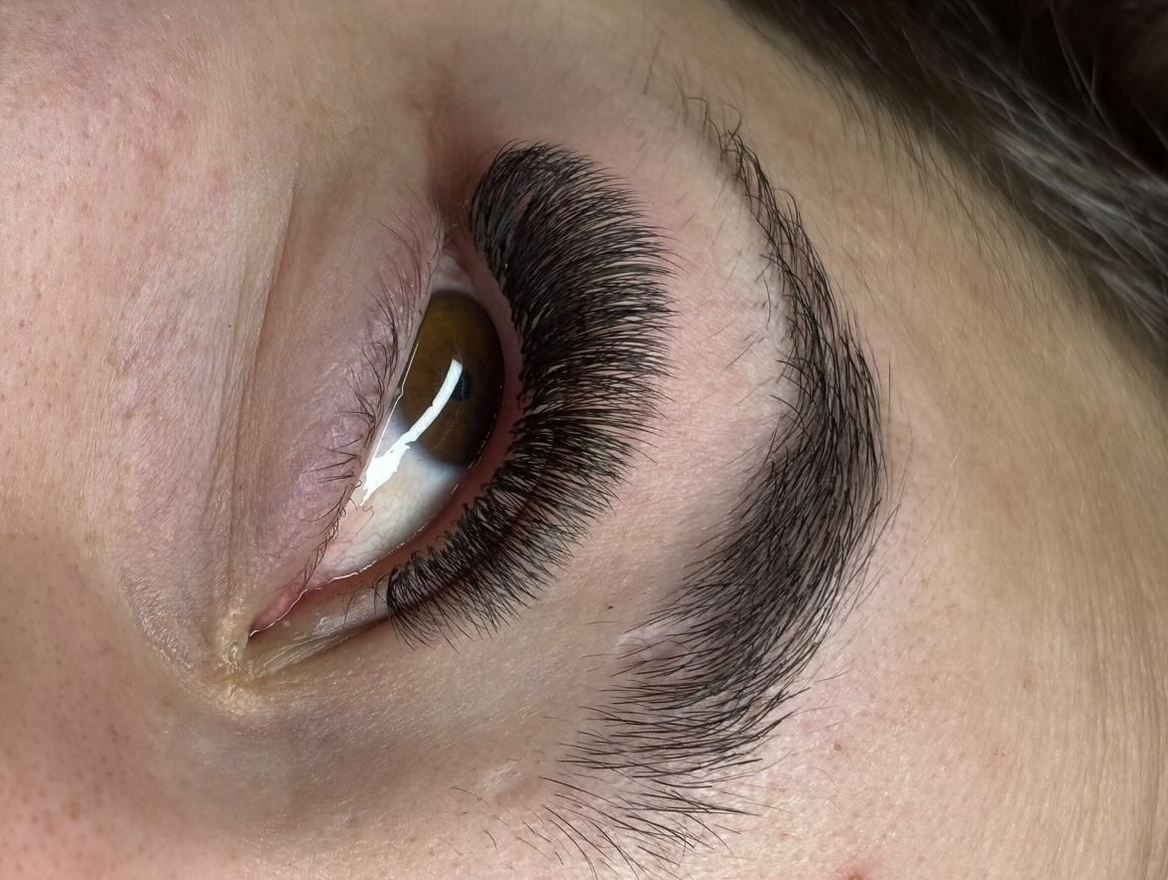 Extensii de gene Soft 4-7D, între natural și glam