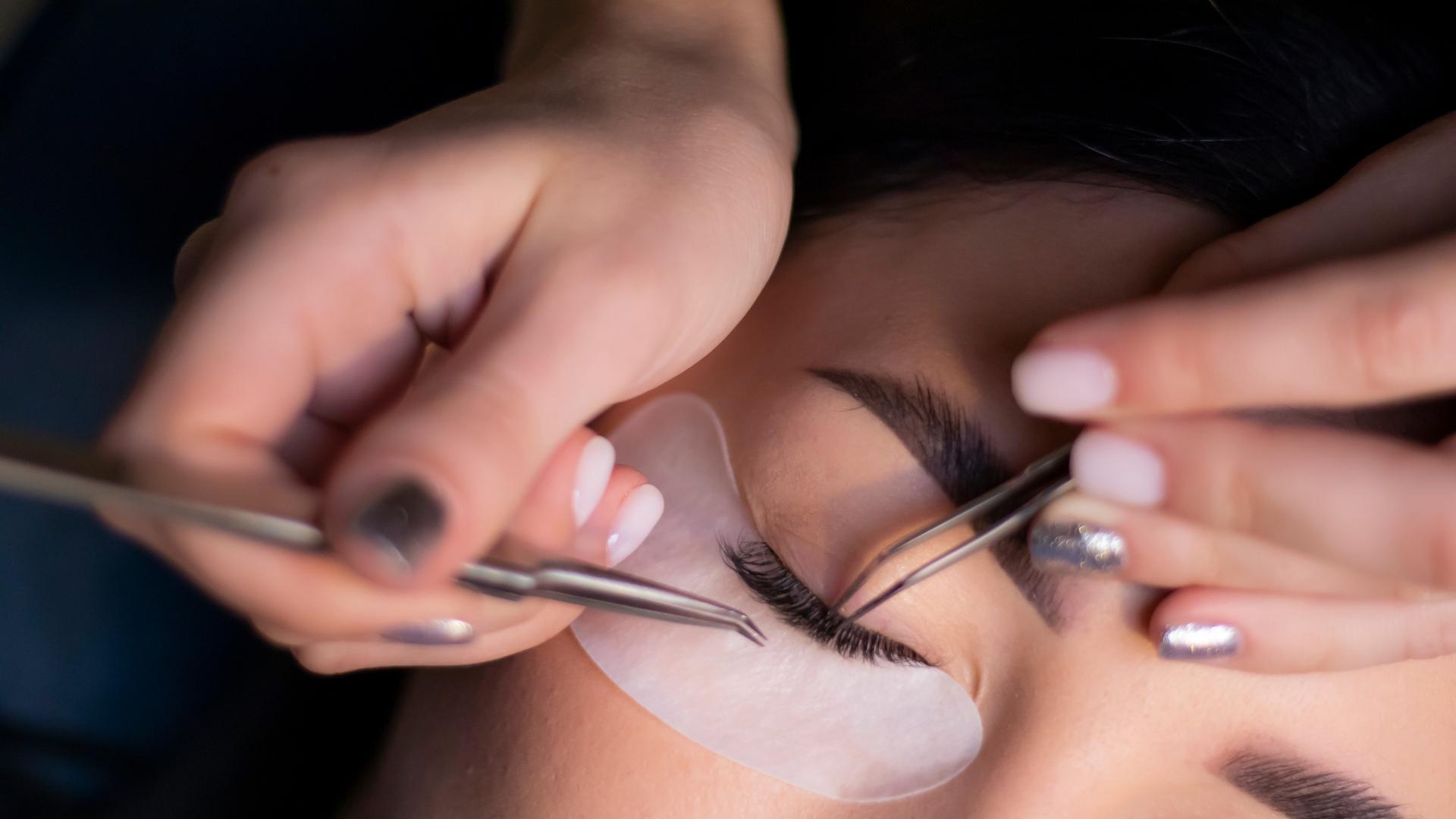 Aplicare de extensii de gene fir cu fir la Aru Lash Academy Mangalia